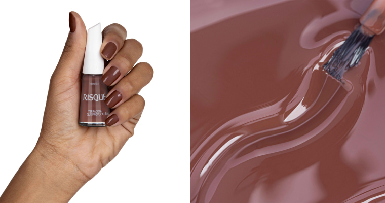 A imagem mostra uma mão com as unhas pintadas segurando o esmalte Risqué Marrom Cremoso Terracota que Provoca.
