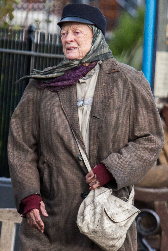 Maggie Smith se promène en costume.