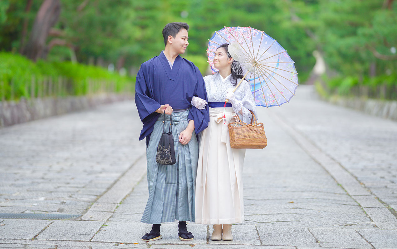 Servicio profesional de alquiler de kimonos en Kioto que demuestra un estilo y una preparación expertos para la fotografía de vestimenta tradicional japonesa.