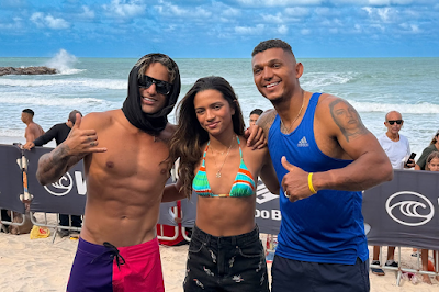 Italo Ferreira com Rayssa Leal e Isaquias Queiroz na Praia de Miami (Foto: Aleko Stergiou / WSL Latam)