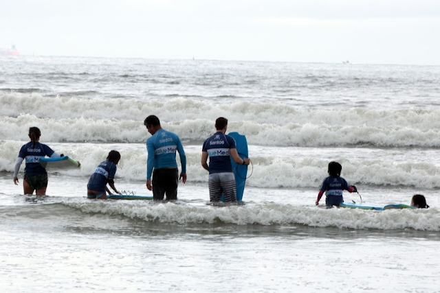 Escola Pública de Surf de Santos atende 400 alunos (Foto: Francisco Arrais)