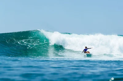 Campeã em 2023, Caroline Marks começou a disputa no topo (Foto: WSL)