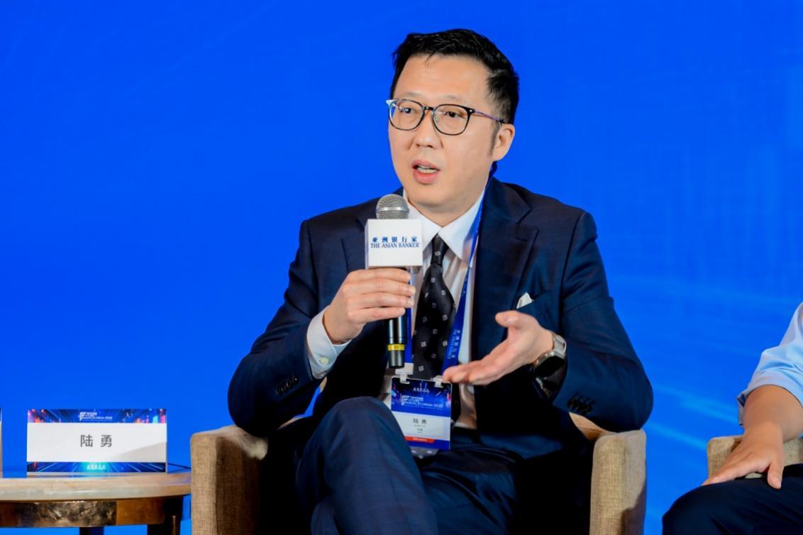 人们在看台上的人和穿西装

AI 生成的内容可能不正确。