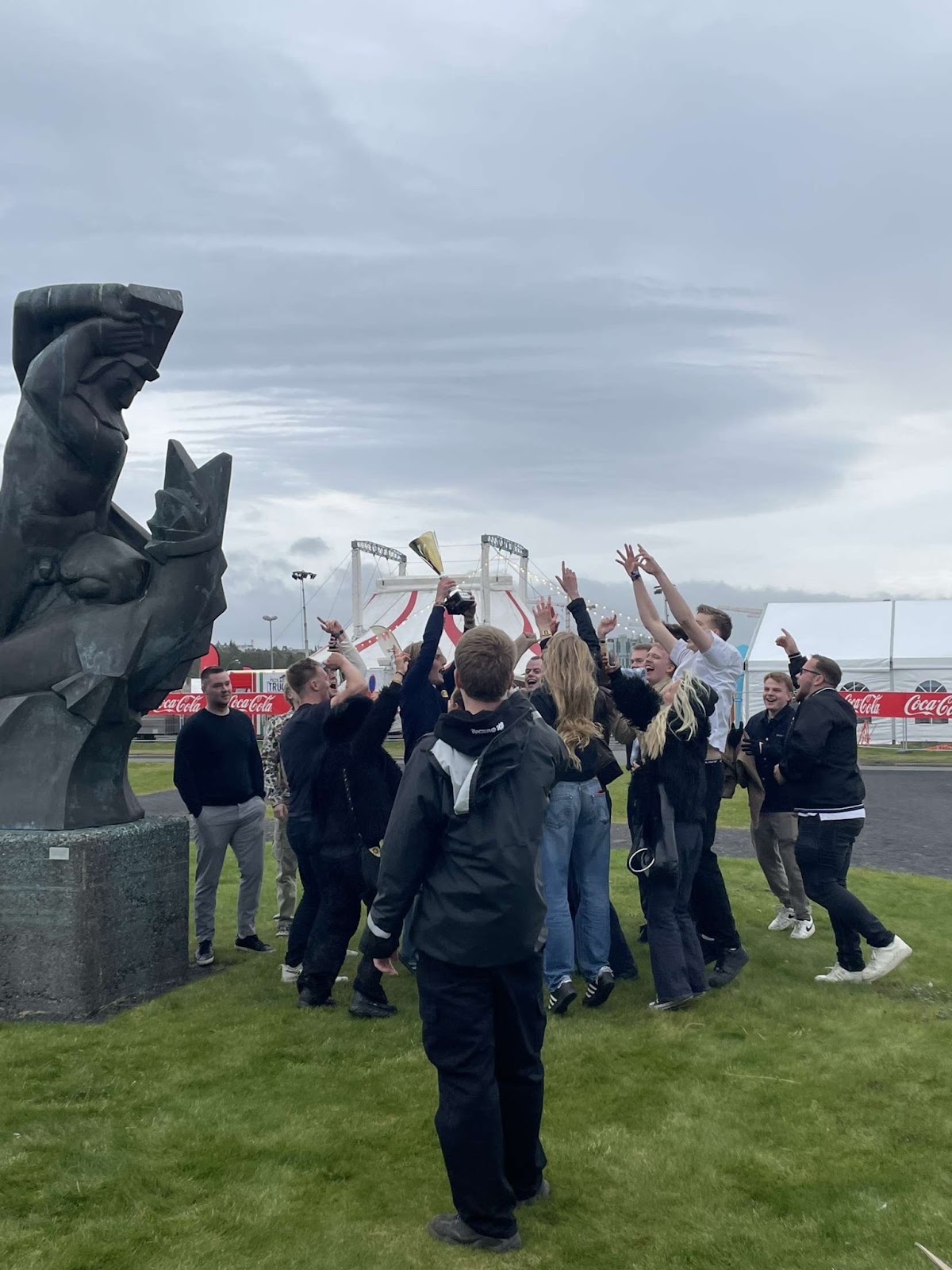 Nemendur Háskóla Íslands fagna sigri á HÍ - HR deginum.