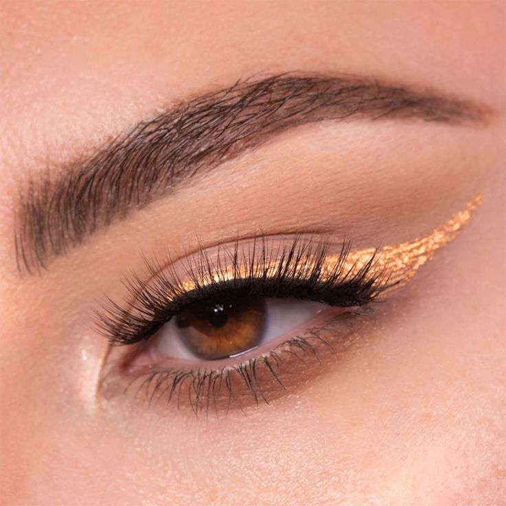 Maquillaje dorado de ojos