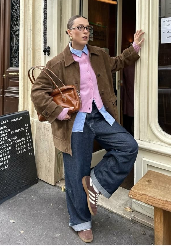 Wanita dengan jaket coklat, inner biru dan pink.