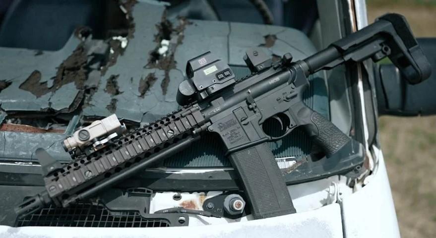Une image contenant arme, arme à feu, voiture, fusil

Le contenu généré par l’IA peut être incorrect.