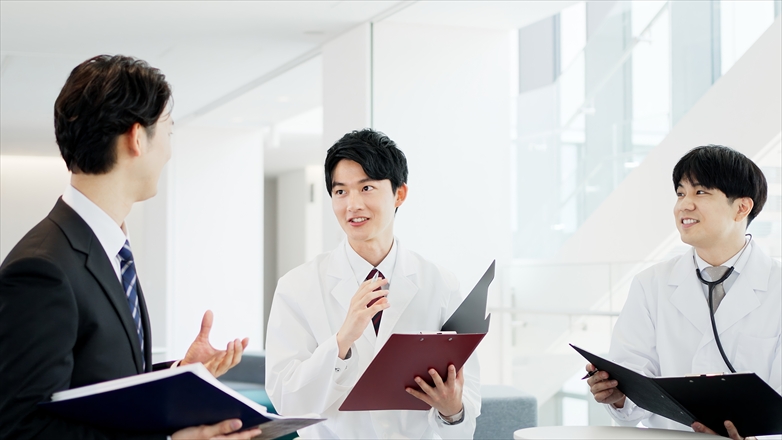 議論をする獣医師たち