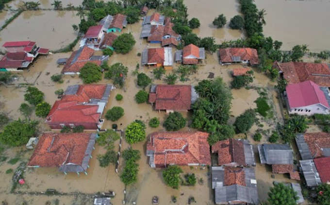 [BREAKING NEWS] Banjir Bandang Terjang Karawang: Warung Hanyut, Jalan Terputus