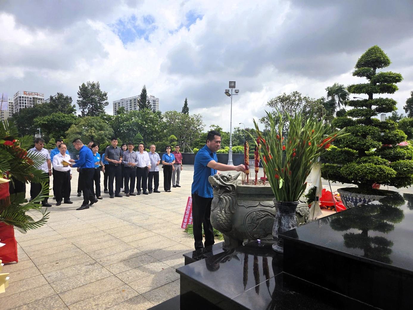 A group of people standing around a monumentAI-generated content may be incorrect.