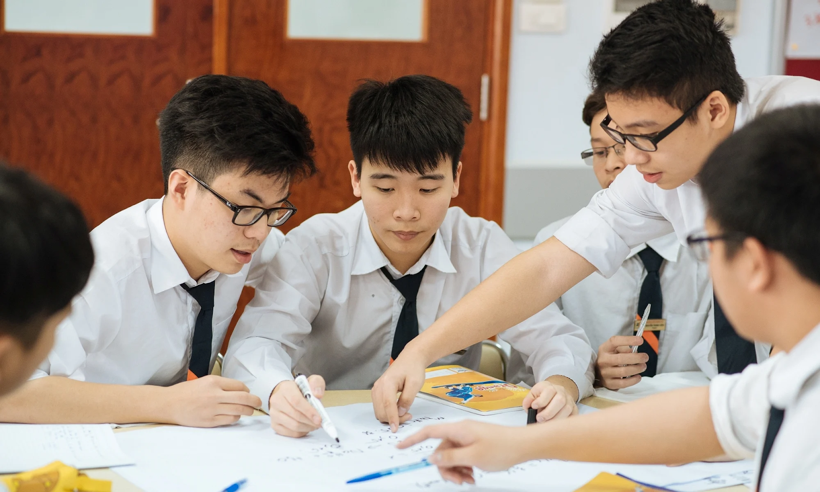 Mã ngành 8523 bao gồm cả giáo dục phổ thông chính quy và các hình thức tương đương bậc trung học phổ thông
