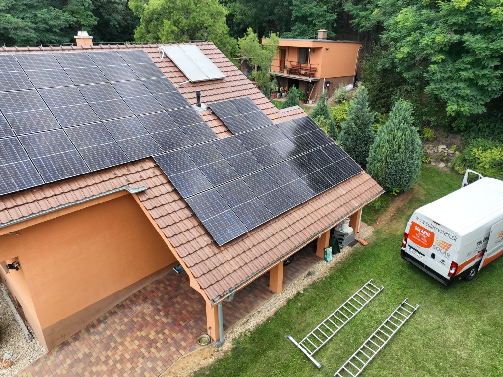 Na strechu rodinného domu boli nainštalované solárne panely, ktoré zabezpečujú efektívne využitie slnečnej energie a znižujú spotrebu elektriny z verejnej siete.

