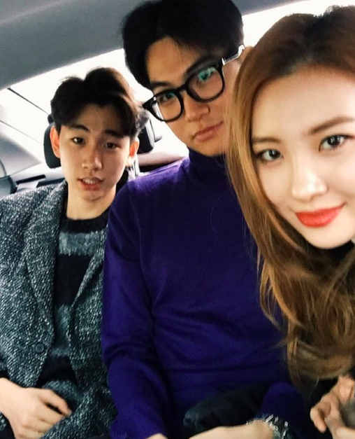 This contains an image of Sunmi and her younger brothers Lee Seung Don and Lee Sun Dong