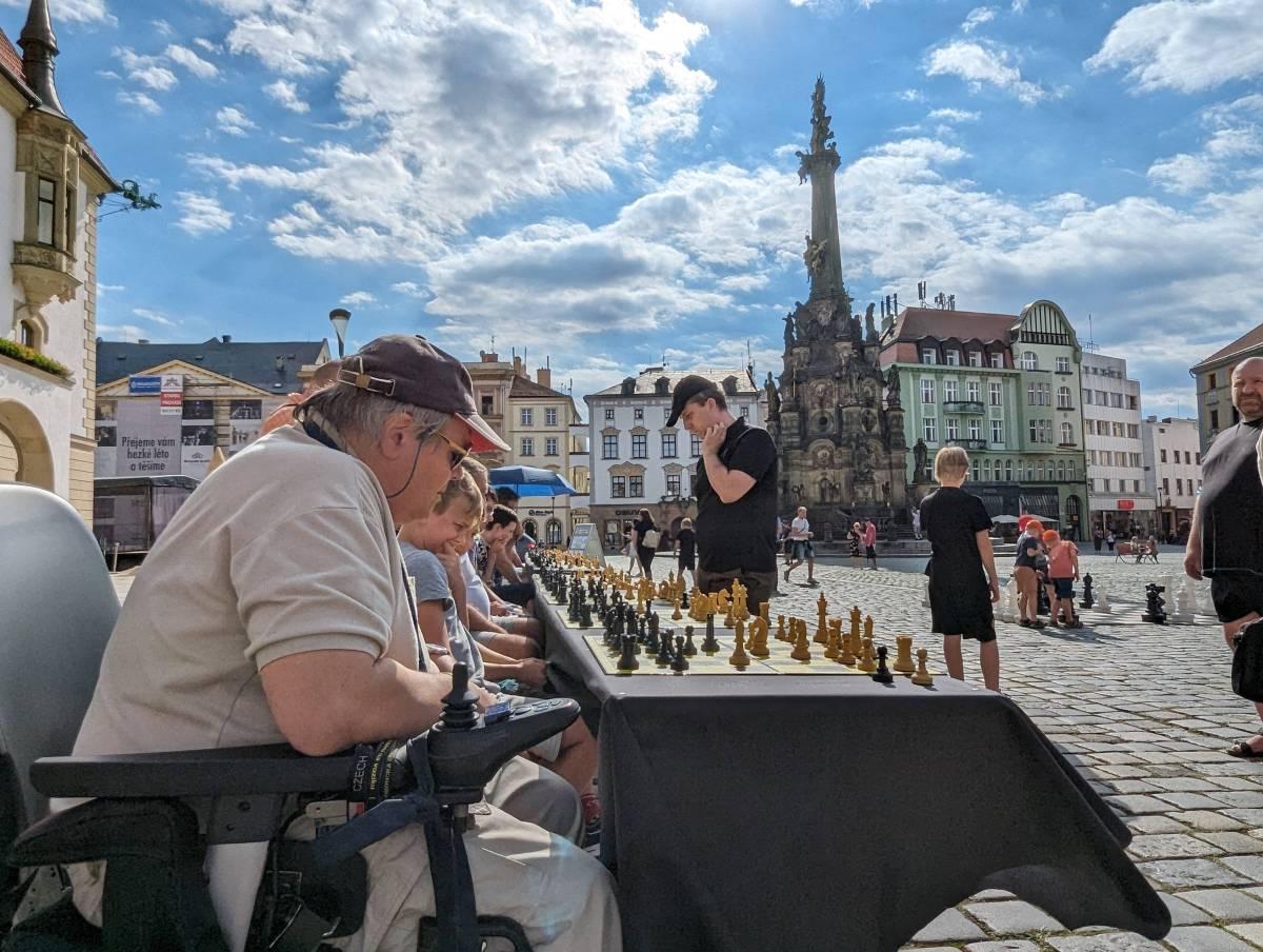 Obsah obrázku obloha, venku, mrak, oblečení

Popis byl vytvořen automaticky