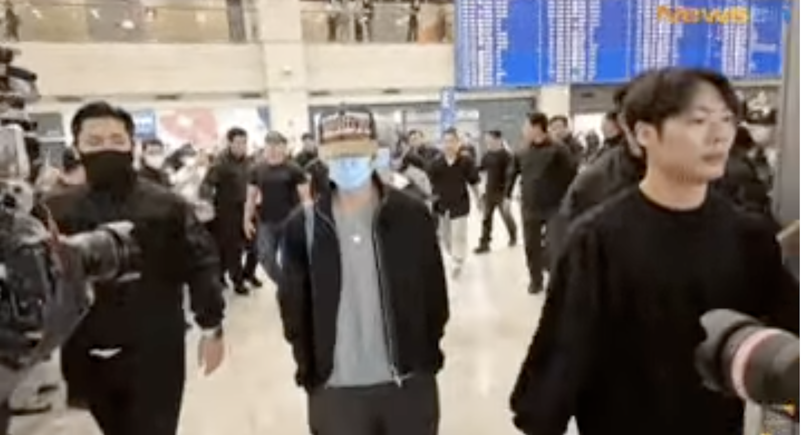 A photo of RIIZE Seunghan at the airport with his group