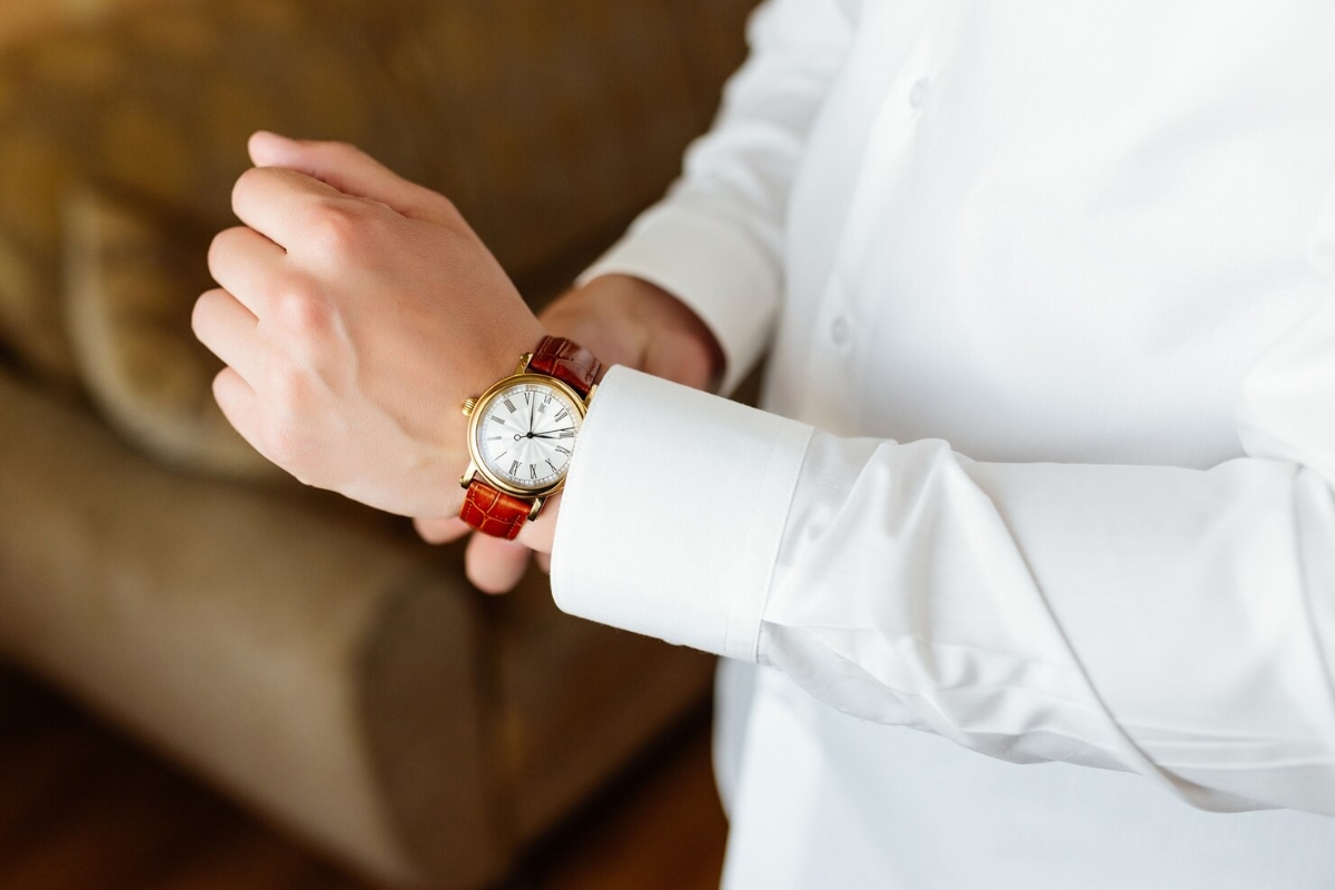 Pria mengenakan jam tangan.
