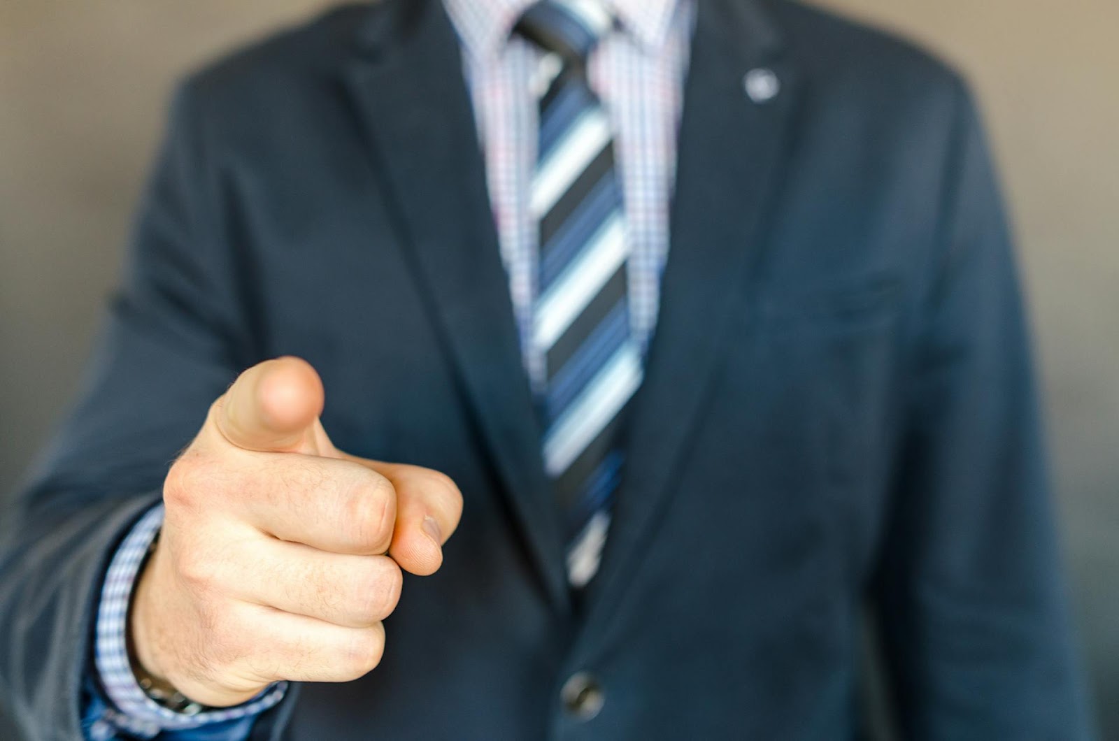 A man pointing a finger | Source: Pexels