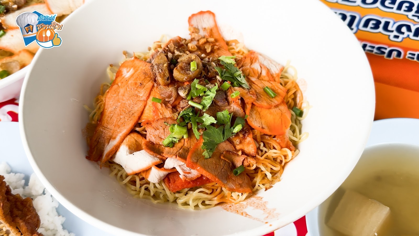 บะหมี่ราดน้ำหมูแดงแบบฉ่ำๆ รสชาติหวานกลมกล่อม