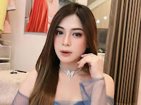 Gadis Cantik dengan Pakaian Formal yang Memukau