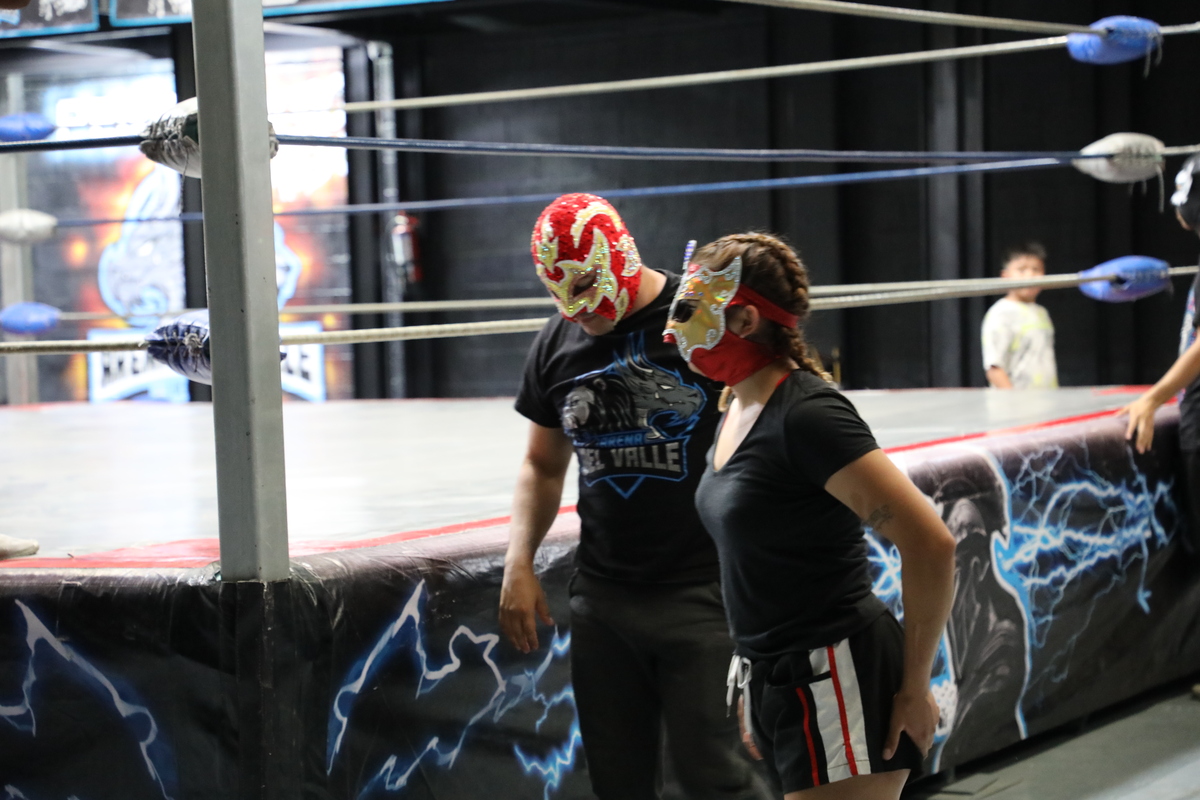 Ikaro junto con Dulce Soberbia, alumna de la arena del valle, escuela de lucha libre en Ecatepec