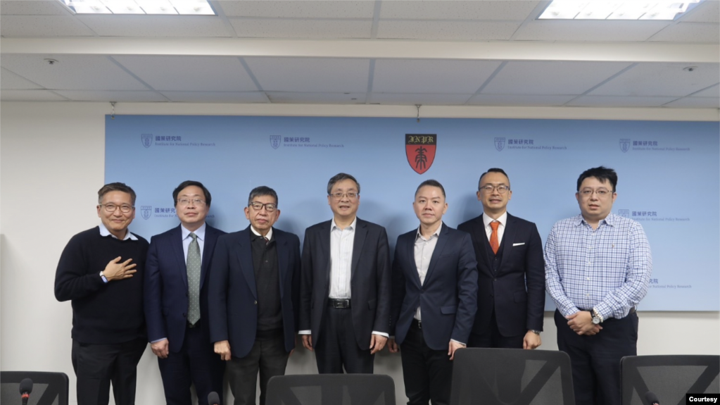 上海国际问题研究院学术委员会主任严安林(中)、上海社科院台研中心主任盛九元(左二)近日访问台湾,和台湾学者进行交流。(国策研究院提供)