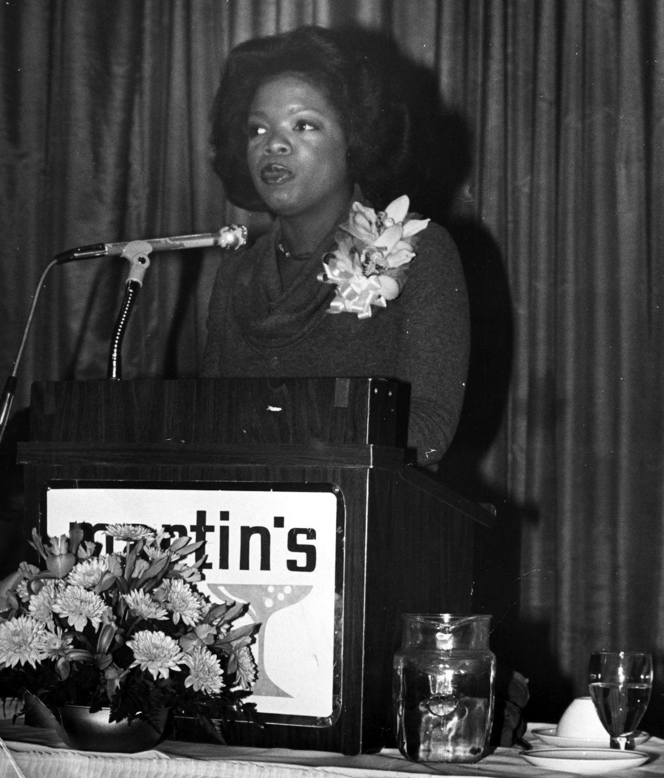 The now-grown girl speaks at a podium early during her career, January 20, 1978 | Source: Getty Images