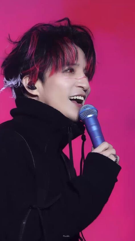 This contains an image Joker Xue background and wearing a black jacket