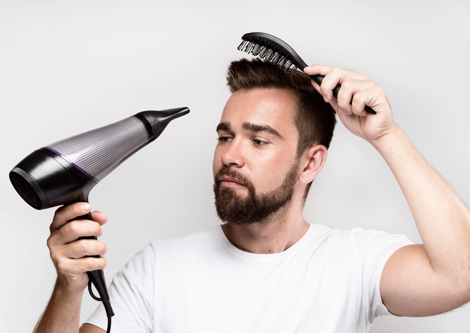 استخدام الأجهزة الحرارية مثل السشوار على الشعر يضعفه ويساعد على تساقطه بشكل أسرع.