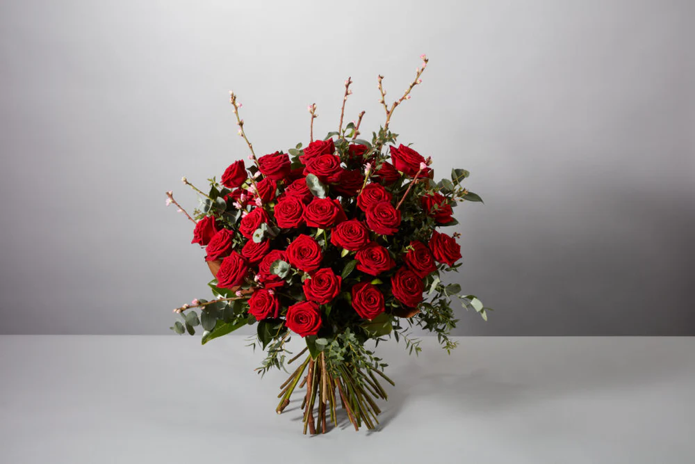 Exquisite red roses bouquet