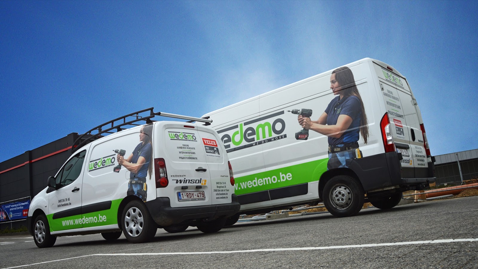 Bedrijfsbusjes met reclame voor wedemo
