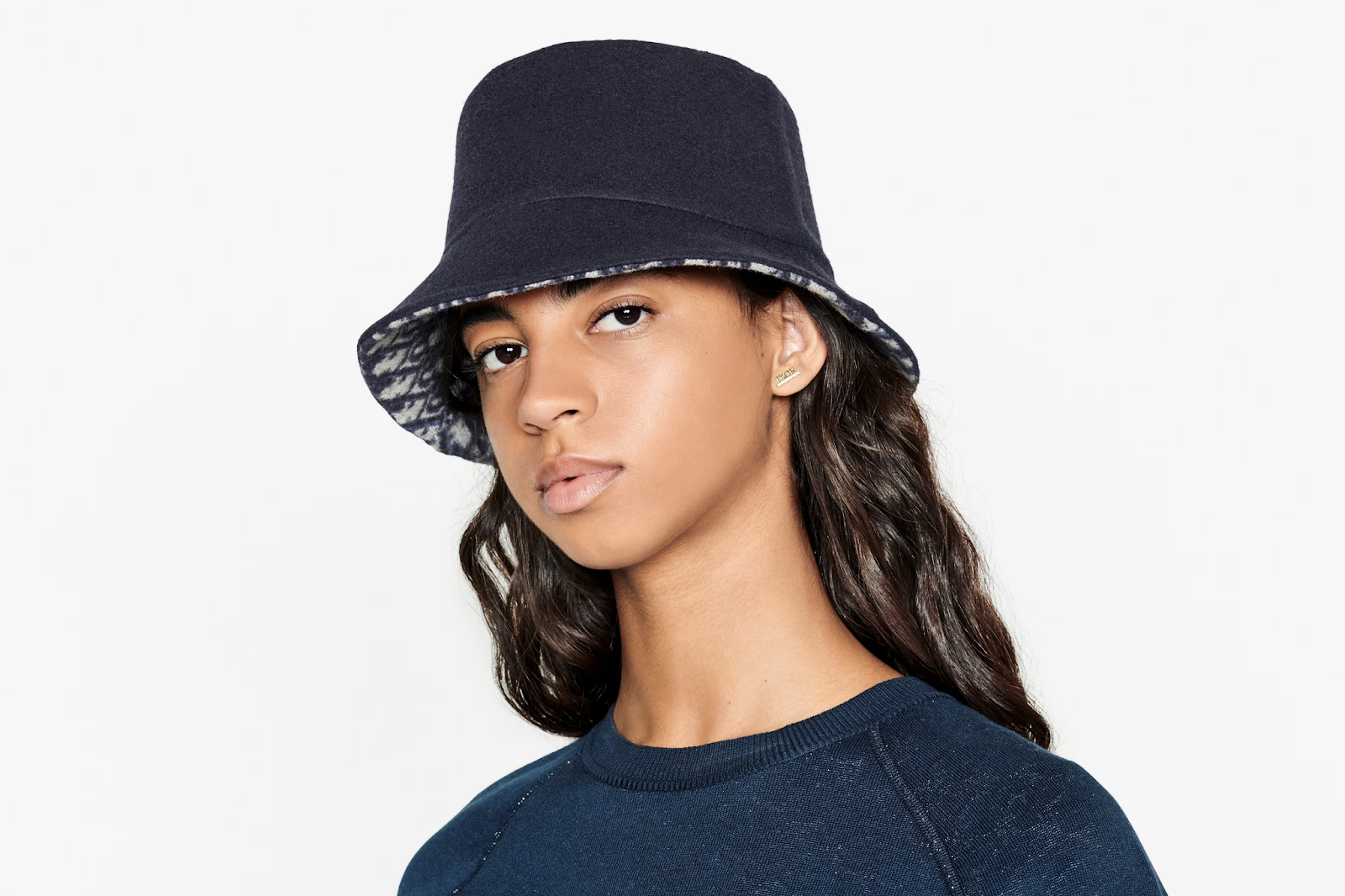 1. DIOR รุ่น Reversible Teddy-D Small Brim Bucket Hat