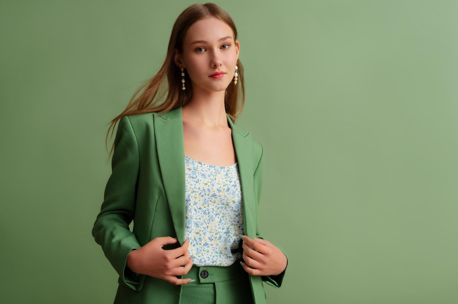 1. Nuanțele de verde - costum verde, top alb cu albastru, femeie