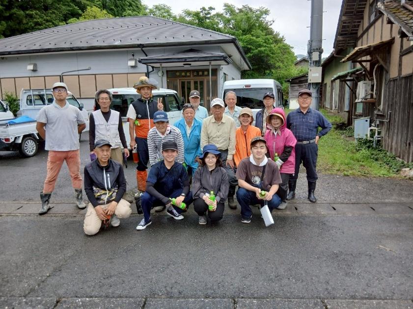 歩道の上に座っている人たち

AI 生成コンテンツは誤りを含む可能性があります。