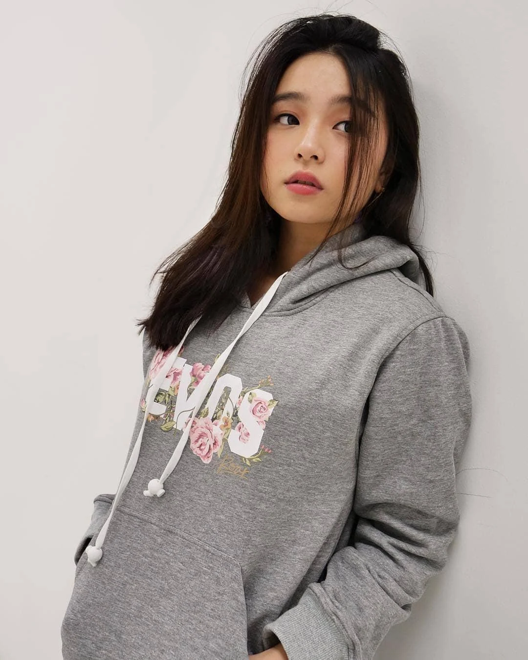 Gadis Manja Membuat Hati Meleleh, gadis manja, cewek imut, tatapan menggoda