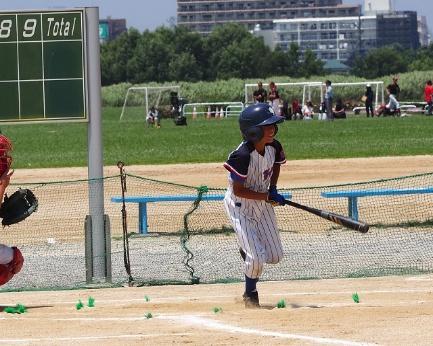 野球場で野球をしている子供

AI 生成コンテンツは誤りを含む可能性があります。