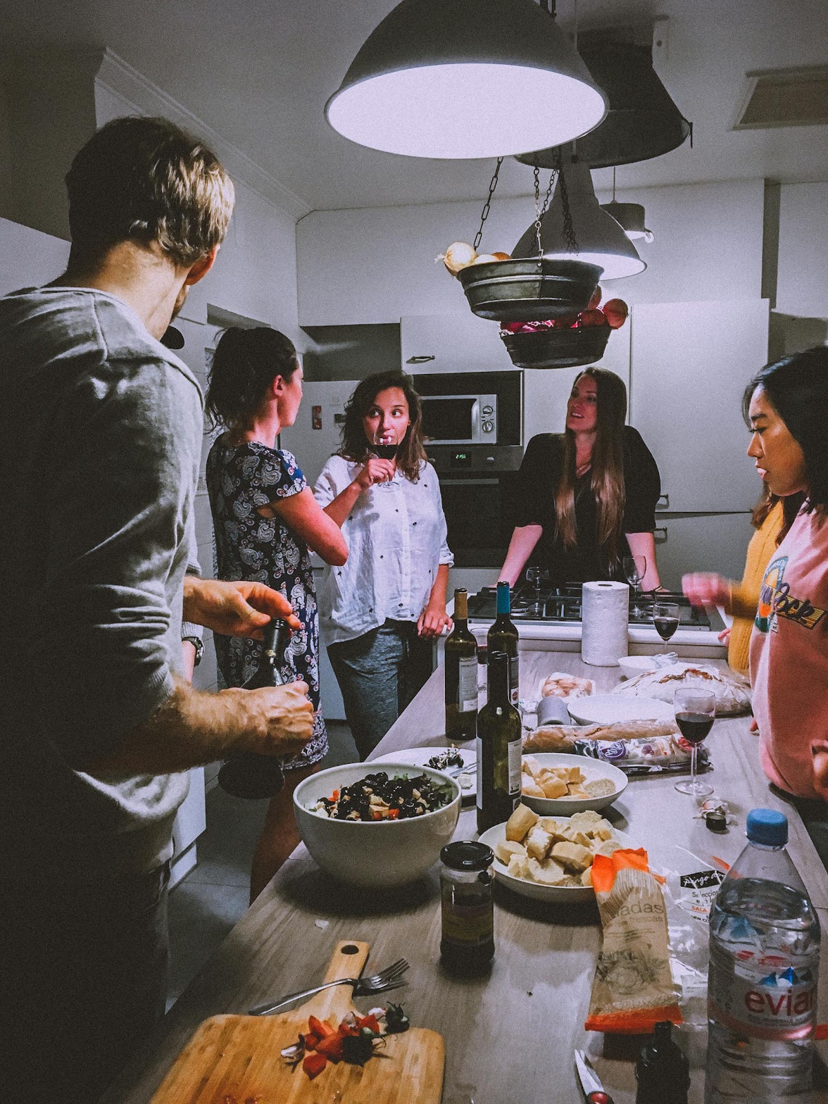 People gathered in a kitchen | Source: Pexels