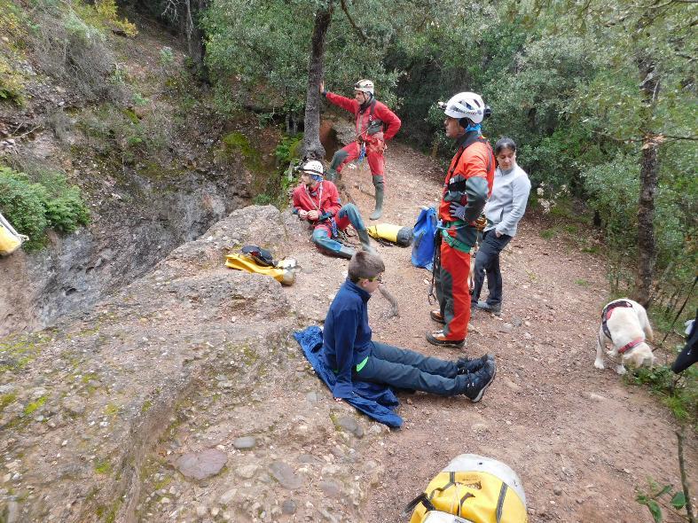 Un grupo de personas caminando en la tierra
El contenido generado por IA puede ser incorrecto.