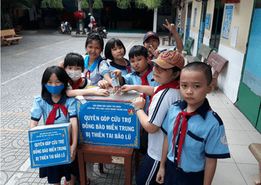 BÀI 8. ÔN TẬP CHỦ ĐỀ TRƯỜNG HỌCTHỰC HÀNHCâu 1: Cùng tham gia trưng bày tranh, ảnh về chủ đề trường học.Giải nhanh:Học sinh tham gia trưng bày tranh, ảnh về chủ đề trường học.Câu 2: Giới thiệu nội dung các tranh, ảnh nhóm em lựa chọn và nói ý nghĩa của những hoạt động đó.Giải nhanh:Ví dụ:Hoạt động quyên góp ủng hộ đồng bào miền Trung bị thiên tai bão lũ.Ý nghĩa: Thể hiện tinh thần đoàn kết, yêu thương nhau của con người Việt Nam.VẬN DỤNG