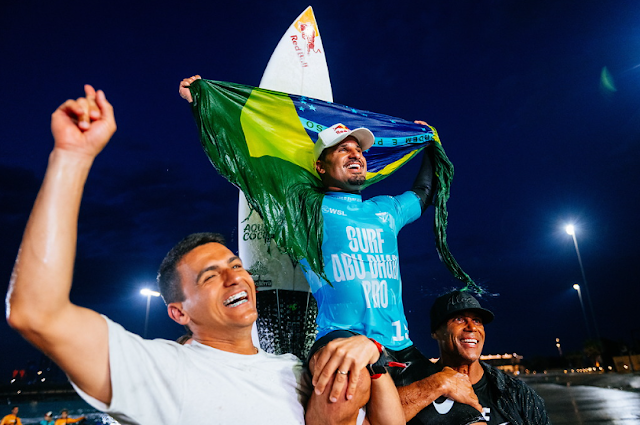 O campeão da WSL Italo Ferreira do Brasil após vencer na final do Surf Abu Dhabi Pro (Foto: Thiago Diz/World Surf League)