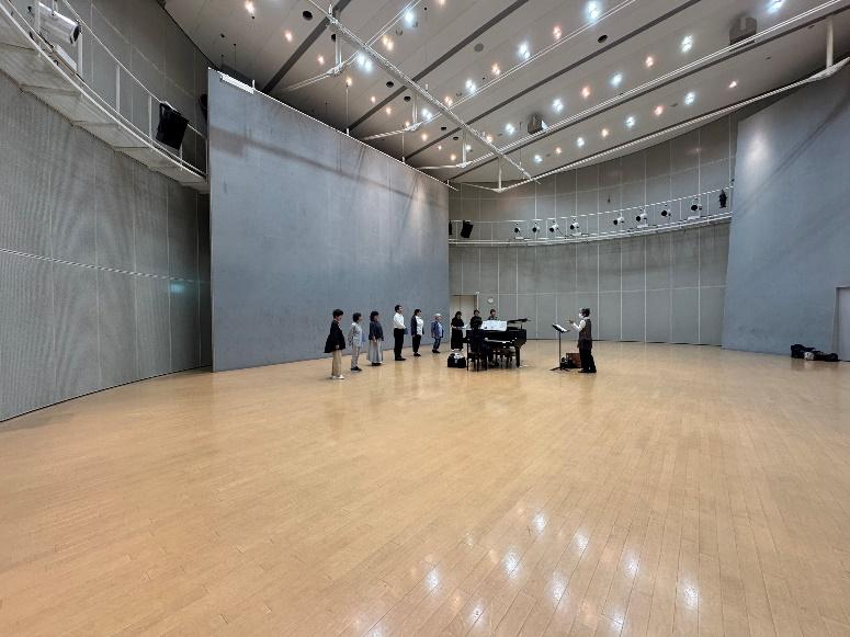 屋内, 天井, 建物, 立つ が含まれている画像

AI によって生成されたコンテンツは間違っている可能性があります。