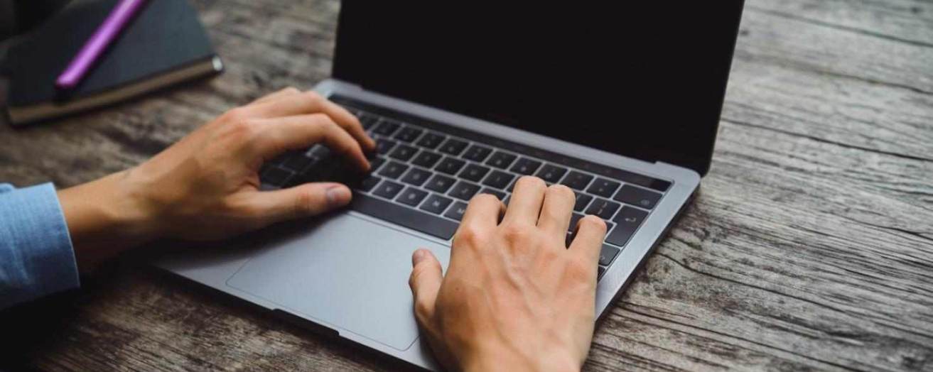 A person booking an SIA course online