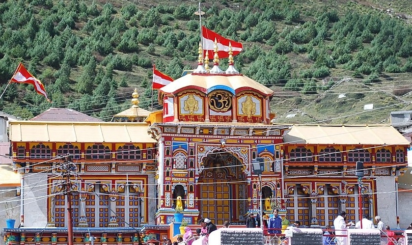 Badrinath Temple, Uttarakhand, with its colorful facade set against the majestic backdrop of the Garhwal Himalayas.