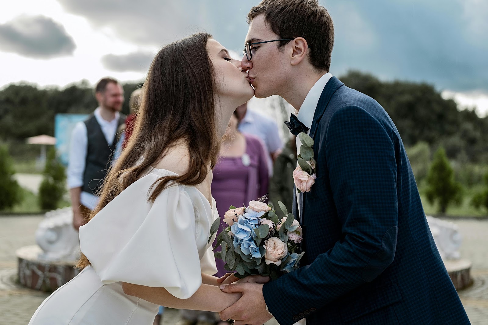 A bride and groom kissing | Source: Pexels