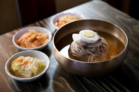 Dongmu_Bapsang_02 | Pyeongyang naengmyeon in Dongmu Bapsang … | Flickr