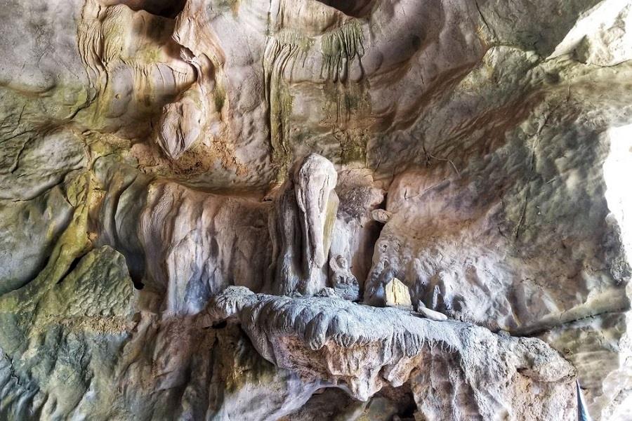 Elephant-formed rock inside Tham Xang Cave