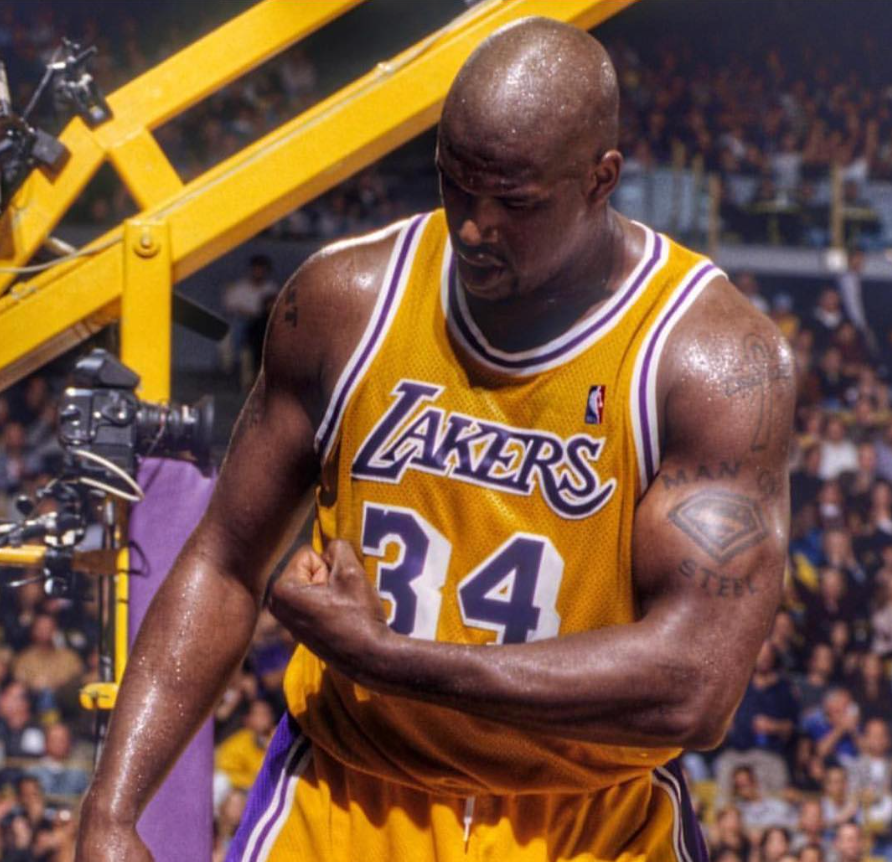 Shaquille O'Neal comerando ponto durante partida pelo Lakers