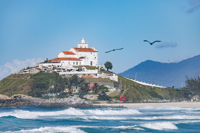 O icônico cenário da Praia de Itaúna, sede do Corona Saquarema Pro de 2024 (Foto: WSL / Smorigo)