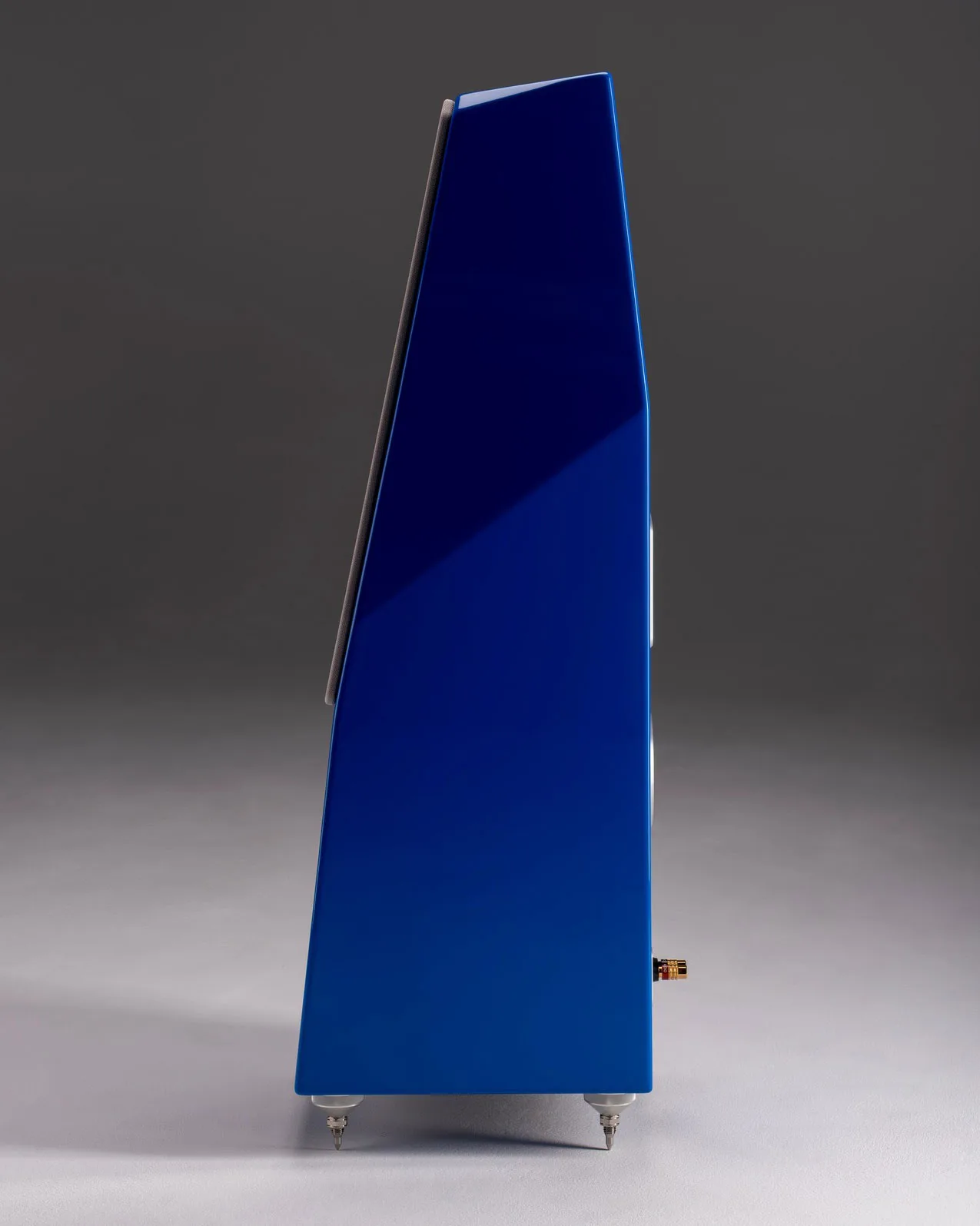 Side profile of the Sabrina V loudspeaker, in Pearl finish.