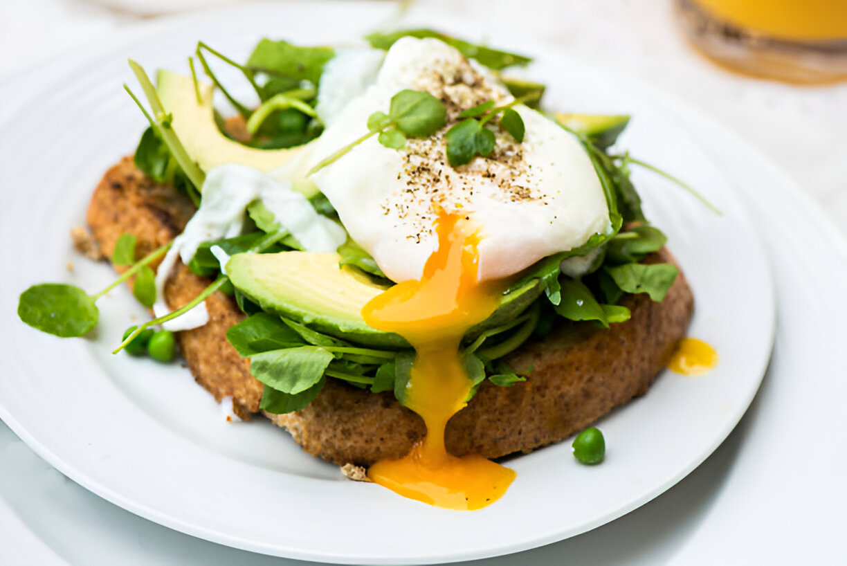 Salad dengan poached eggs