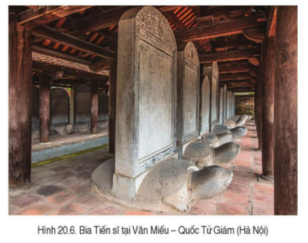 BÀI 20. VIỆT NAM THỜI LÊ SƠ (1428- 1527)1. Sự thành lập nhà Lê sơCâu 1: Đọc thông tin và tư liệu, quan sát hình 20.1, hãy mô tả sự thành lập triều Lê sơ.Đáp án chuẩn:Tháng 4-1428, sau thắng lợi của cuộc khởi nghĩa Lam Sơn, Lê Lợi lên ngôi hoàng đế, khôi phục quốc hiệu Đại Việt, đóng độ tại Đông Kinh. 2. Tình hình chính trịCâu 1: Đọc thông tin và tư liệu, hãy nêu những nét chính về tổ chức bộ máy nhà nước, quân đội, luật pháp của Đại Việt thời Lê sơ.Đáp án chuẩn:Vua Hồ Quý Ly trực tiếp cai trị với 13 đạo thừa tuyến và ban hành Luật Hồng Đức. Ông thực hiện chính sách hoà hiếu song kiên quyết bảo vệ chủ quyền và lãnh thổ.3. Tình hình kinh tếCâu 1: Đọc thông tin, tư liệu kết hợp quan sát hình 20.2, hình 20.3, hãy nêu nhận xét về tình hình kinh tế thời Lê sơ.Đáp án chuẩn:+ Nông nghiệp: chế độ “quân điền”, khuyến khích phát triển sản xuất nông nghiệp như khai hoang, đắp đê, khơi thông sống ngôi,... + Thủ công nghiệp: nhiều làng thủ công nổi tiếng+ Thương nghiệp: Buôn bán trong nước và nước ngoài đều phát triển. 4. Tình hình xã hộiCâu 1: Đọc thông tin hãy trình bày cơ cấu xã hội và vẽ sơ đồ cơ cấu xã hội thời Lê sơ.Đáp án chuẩn:+ Tầng lớp trên là quý tộc, quan lại, địa chủ. + Tầng lớp bình dân chủ yếu là nho sĩ, nông dân, thợ thủ công, thương nhân.+ Nô tì là tầng lớp thấp kém nhất  5. Phát triển văn hóa, giáo dụcCâu 1: Đọc thông tin, tư liệu và quan sát hình 20.4 đến hình 20.6, hãy giới thiệu sự phát triển văn hoá, giáo dục thời Lê sơ.Đáp án chuẩn:- Nho giáo chi phối đời sống xã hội, học tập thi cử. Đạo giáo và Phật giáo bị hạn chế.- Văn học chữ Hán phát triển mạnh.- Khoa học: Đại Việt sử kí toàn thư (sử học), Hồng Đức bản đồ (địa lí học), Bản thảo thực vật toát yểu (y học), Đại thành toán pháp (toán học)...- Nghệ thuật sân khấu đa dạng: nhã nhạc, hát chèo, hát tuồng...- Nghệ thuật kiến trúc và điêu khắc: Hoàng thành Thăng Long, cung điện...- Giáo dục: Chú trọng chế độ khoa cử để tuyển chọn quan lại.6. Một số danh nhân văn hóa tiêu biểu thời Lê sơCâu 1: Đọc thông tin và quan sát hình 20.7 đến hình 20.9, hãy giới thiệu một số danh nhân văn hoá tiêu biểu thời Lê sơ.Đáp án chuẩn:+ Nguyễn Trãi (1380 – 1442) có cống hiến đặc biệt đối với nền văn hiến nước nhà, với các tác phẩm tiêu biểu như Quân trung từ mệnh tập, Bình Ngô đại cáo. + Lê Thánh Tông (1442 – 1497) - vị vua thứ 4 của nhà Lê sơ. Không chỉ là bậc minh quân, ông còn giỏi thơ văn, là vị anh hùng tài lược, có vốn kiến thức uyên thâm.LUYỆN TẬP- VẬN DỤNG